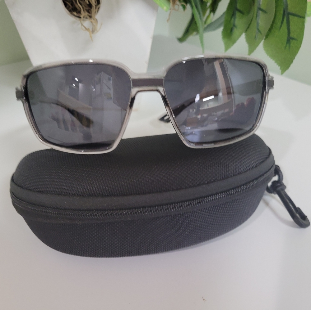 NWT HIGH quality polarized sunglasses with case 😎